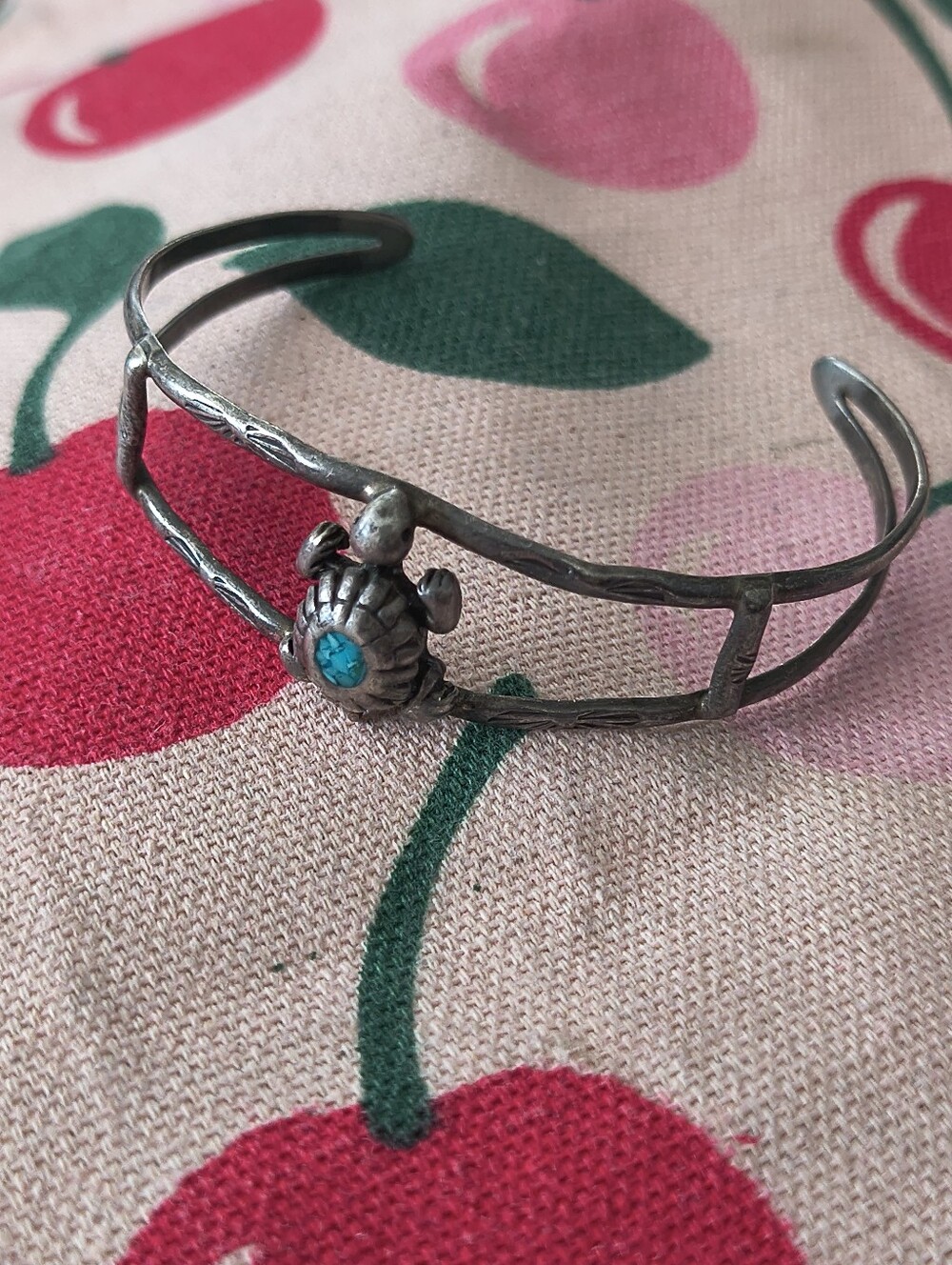 Vintage Navajo NativeAmerican Turtle SterlingSilver Cuff Crushed Turquoise Inlay